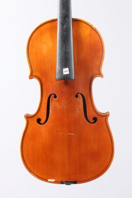 un vieux violon avec un archet sur fond blanc