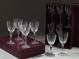 six verres à vin dans une boîte en bois posée sur une table