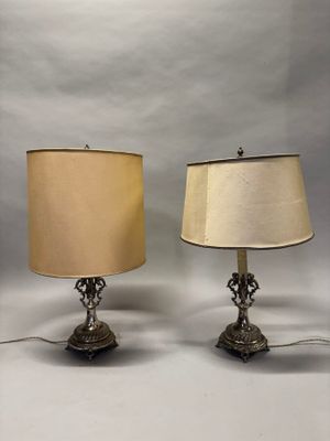 paire de lampes de table anciennes en laiton avec des abat-jours couleur crème