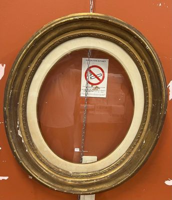 une photo d'un miroir rond accroché au mur
