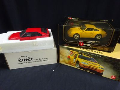 deux jouets emballés représentant une voiture de sport jaune et une voiture de sport rouge