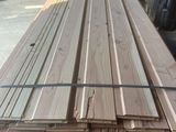 un gros plan sur une pile de planches de bois dans un entrepôt