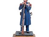 La figurine d'un soldat muni d'un fusil repose sur un socle en bois