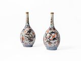 paire de vases chinois avec des fleurs et des oiseaux peints dessus