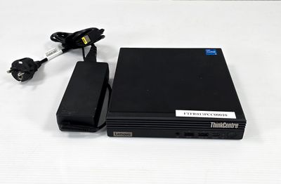 une photo d'un lecteur DVD noir posé sur une table blanche