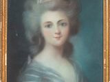portrait d'une dame en robe bleue et chapeau rose
