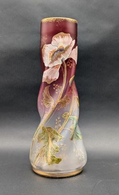 un vase avec un motif floral posé sur une table
