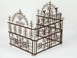 paire de pare-feu de cheminée anciens en fer forgé, ornés de motifs en volutes