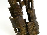 une sculpture réalisée à partir de bâtonnets de bois posés sur une surface blanche