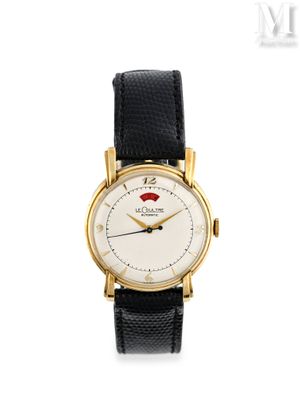 gros plan d'une montre sur une surface blanche avec un bracelet noir