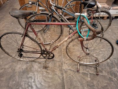 deux vélos garés dans un garage