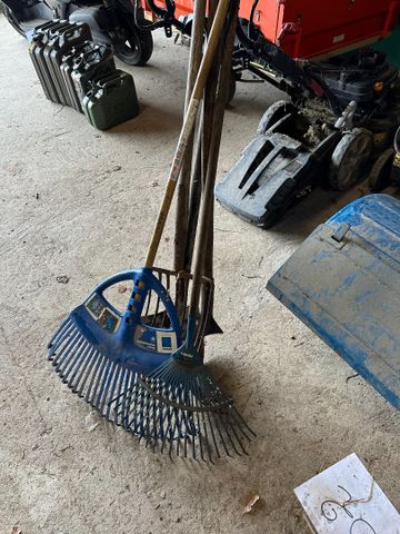 Lot de petit outillage de jardinage : râteau, cisaille, coupe bra...