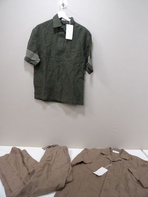 une chemise et un pantalon posés sur un lit, à côté d'un cintre