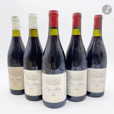 six bouteilles de vin rouge sont alignées