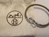 un petit sac muni d'une corde et d'un porte-clés