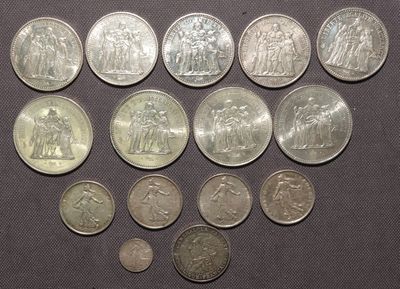un lot de pièces de monnaie posées sur une table