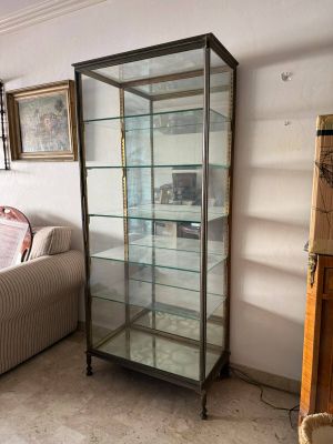 une vitrine en verre dans un coin du salon