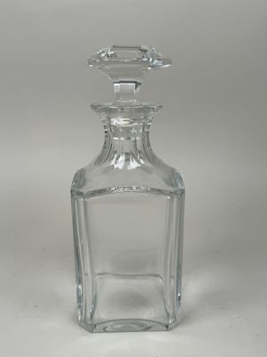 une bouteille en verre transparent munie d'un bouchon