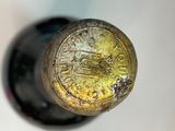 un gros plan d'une bouteille de vin avec une étiquette