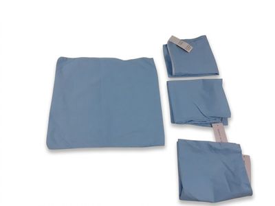 quatre morceaux de tissu bleu sur fond blanc