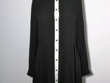 une robe noire et blanche sur un mannequin mannequin mannequin mannequin mannequin mannequin mannequin mannequin mann