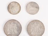 quatre pièces de monnaie britanniques différentes sont représentées sur un fond blanc