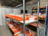 de nombreuses étagères sur lesquelles sont posés des bacs orange dans un magasin