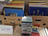beaucoup de CD et des CD dans une boîte posée sur une table