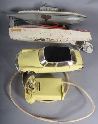 une petite voiture jaune à côté d'un petit bateau et d'un téléphone jaune