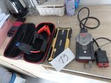 une mallette contenant un chargeur et d'autres objets