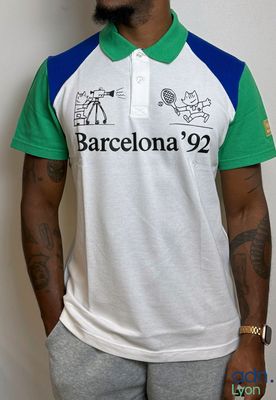 une photo d'un homme portant un polo blanc et vert