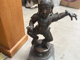 figurine en bronze représentant un homme tenant une épée, posée sur un socle