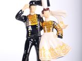 une figurine représentant un homme et une femme en tenue militaire
