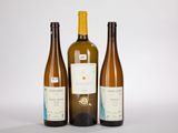 trois bouteilles de vin posées l'une à côté de l'autre sur une table
