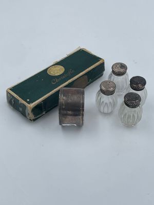 trois petites salières et poivrières en verre et une boîte de sel