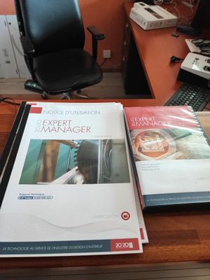 deux livres posés sur un bureau à côté d'un ordinateur