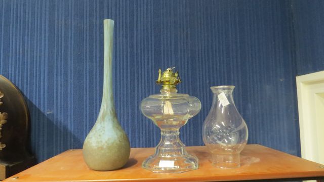 Lot comprenant : couvert en métal argenté, verre en étain, bonbon...