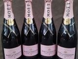 trois bouteilles de champagne sont alignées sur une table