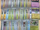 plusieurs types de cartes pokemon sur la table
