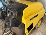 une machine posée sur le sol de la pièce