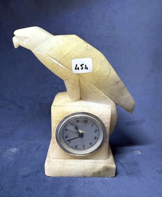 une horloge surmontée d'un oiseau
