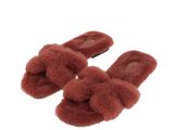 Ces chaussons sont en fourrure de mouton et sont ornés d'un nœud sur le devant.