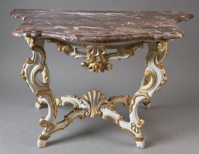 une table au plateau en marbre rehaussée de touches dorées