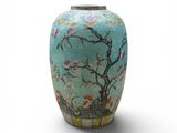 un vase bleu orné d'un motif représentant des oiseaux et des fleurs