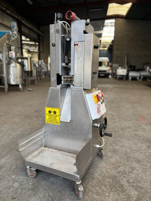 l'image d'une machine installée dans un entrepôt