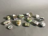 de nombreuses pièces de porcelaine différentes posées sur une table