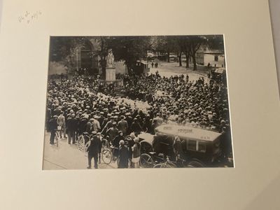 une photo montrant une grande foule de personnes rassemblées