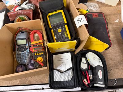 une boîte remplie de matériel électronique posée sur le sol