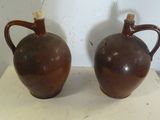 deux vases marron posés sur une table en bois