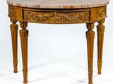 une petite table en bois avec un plateau en marbre